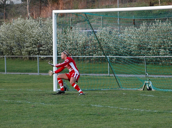 2007_0503_16.JPG - Matchens sista mål är på väg, 8-10 på straff genom Kajsa Rudengård